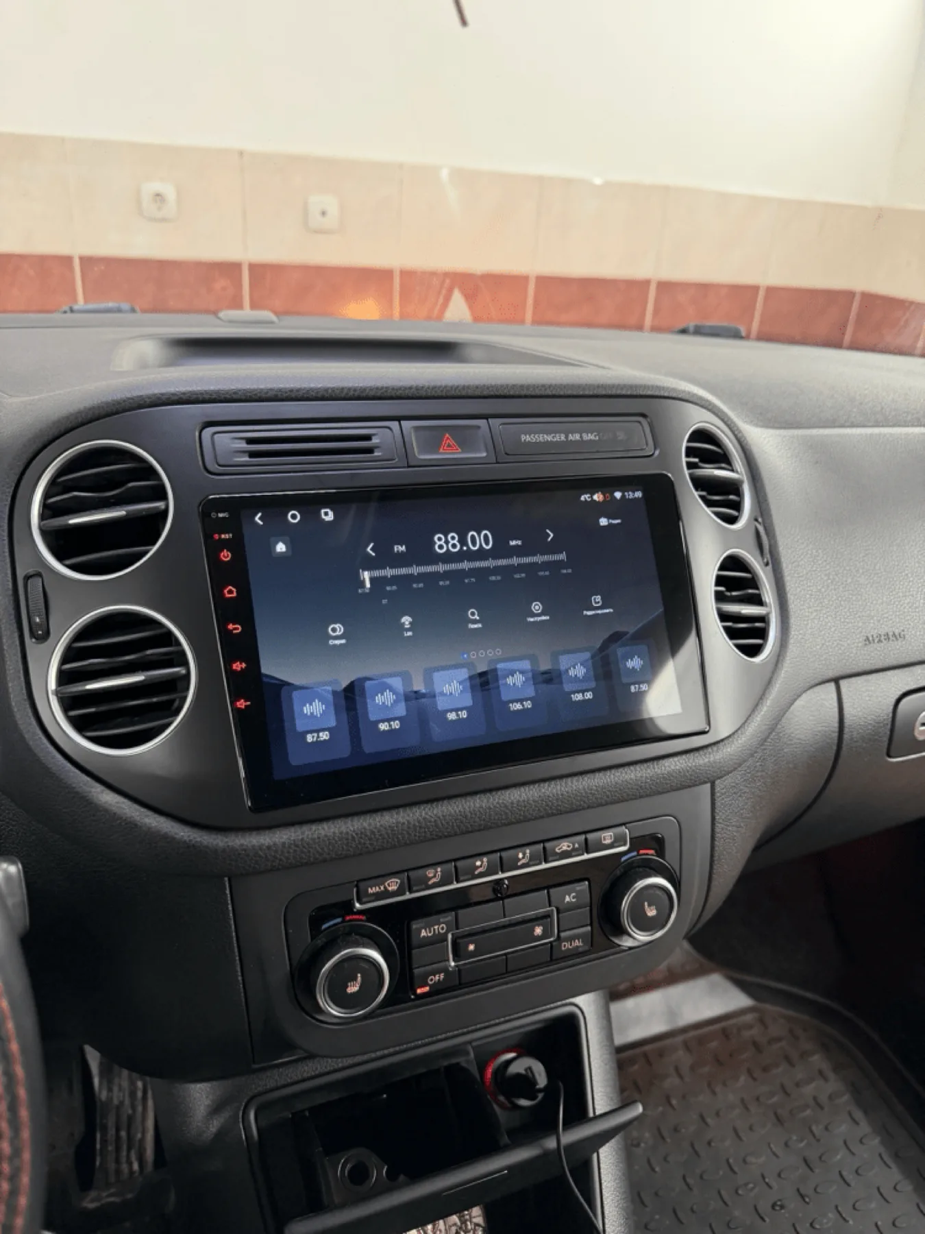 Приборная панель Volkswagen с установленной магнитолой